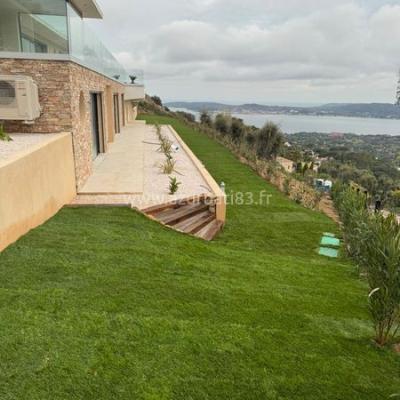 Aménagement de jardin avec arrosage automatique et gazon naturel à Saint-Tropez